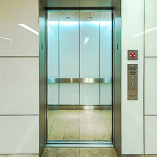  Hình ảnh thu nhỏ của cửa khoang thang máy mở tại Cedars-Sinai Advanced Health Sciences Pavilion , Los Angeles, California